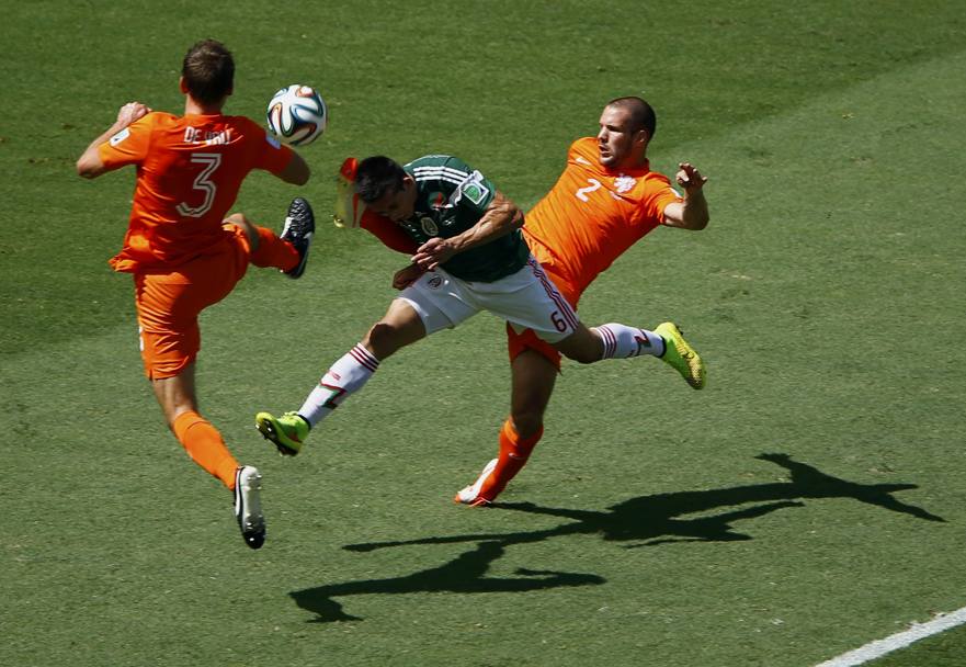 Vlaar colpisce in testa Herrera. Action Images